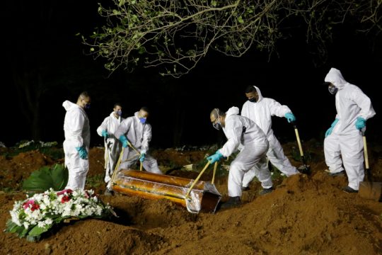 Η Βραζιλία θρηνεί, ο Μπολσονάρο γιορτάζει τη… δικτατορία