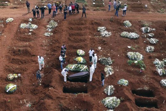 Ο κορονοϊός θερίζει και τους νέους στη Βραζιλία