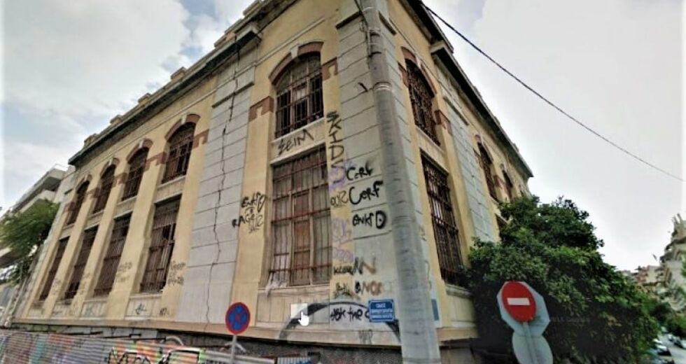 Γκρεμίζουν την Ιστορία του Πειραιά