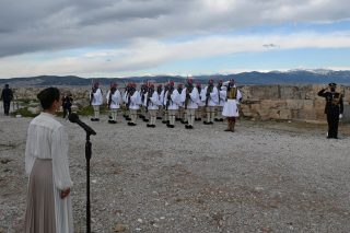 Μια τραγουδίστρια, ένας στρατιωτικός κι ένας δημοσιογράφος
