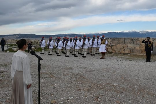 Μια τραγουδίστρια, ένας στρατιωτικός κι ένας δημοσιογράφος