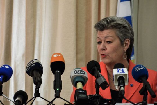 Ιλβα Γιόχανσον και επαναπροωθήσεις