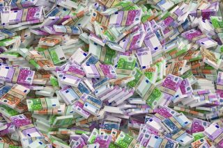 Στο «κυνήγι» πόρων 7,8 δισ. ευρώ