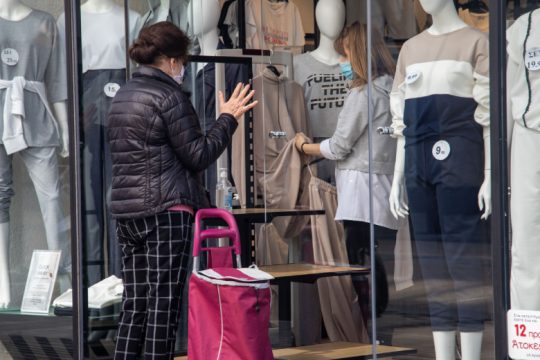 Οι εμπορικοί σύλλογοι Κρήτης εναντίον Άδωνι για την Κυριακάτικη αργία