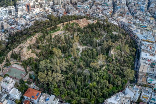 Ανάπλαση στον Λόφο Στρέφη, δυσπιστία στα Εξάρχεια…