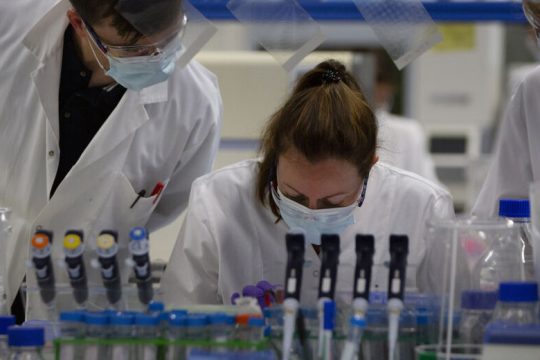 Διαπλοκή με… πατέντα και στα εμβόλια
