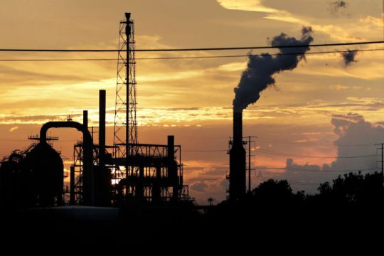 Δικαστήριο στην Ολλανδία διατάζει τη Shell να μειώσει τις εκπομπές CO2