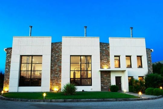 Εκρηξη με τραυματίες σε αποστακτήριο στον Τύρναβο