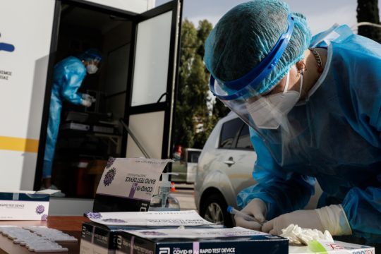 Περαιτέρω υποχώρηση διασωληνώσεων, θανάτων και κρουσμάτων