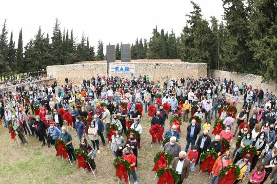 ΠΑΜΕ: Κατάθεση στεφάνων στην Καισαριανή