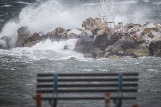 Πρόσκαιρη επιδείνωση με θυελλώδεις ανέμους και ισχυρές βροχές