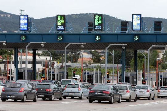Μαζική φυγή από το κλεινόν άστυ το πρώτο «ελεύθερο» Σαββατοκύριακο