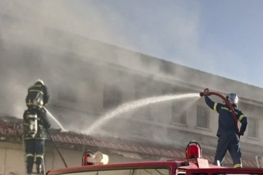Συναγερμός στην πυροσβεστική για φωτιά στη Δημοτική Αγορά Χανίων