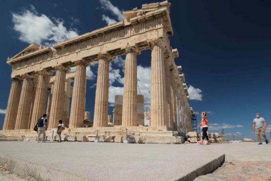 Ο αγράμματος Τσίπρας και η σοφή Μενδώνη
