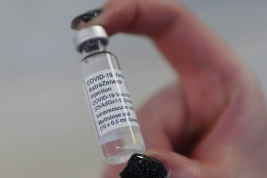 Εναλλακτικό εμβόλιο, αντί AstraZeneca, στους κάτω των 40 στη Βρετανία