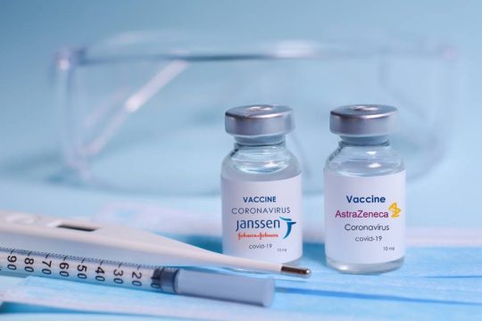 Δύο νέα περιστατικά θρομβώσεων στο μικροσκόπιο του ΕΟΦ