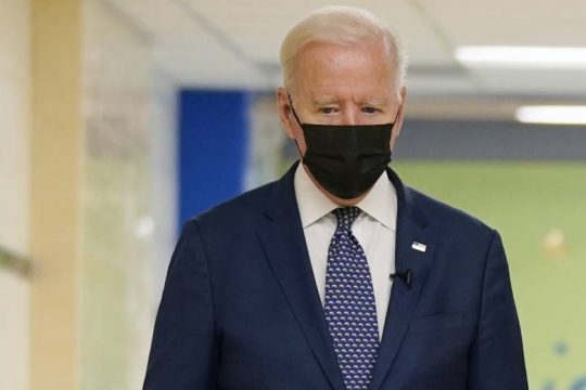 O Μπάιντεν αύξησε το όριο αφίξεων προσφύγων μετά από εσωκομματικές πιέσεις