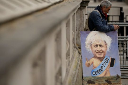 Πληθαίνουν οι καταγγελίες κατά Τζόνσον λίγο πριν τις τοπικές εκλογές