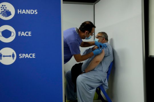 Ανοίγει η πλατφόρμα με όλα τα διαθέσιμα εμβόλια για την ομάδα 40-44 ετών