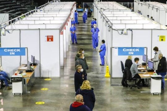 «Eξαιρετικά αποτελεσματικά» τα εμβόλια Pfizer και AstraZeneca κατά του ινδικού στελέχους