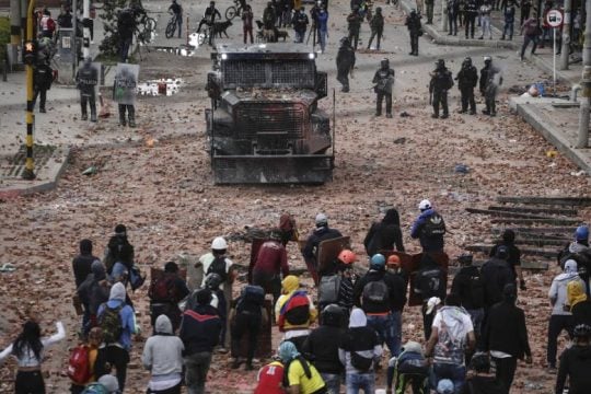 Τον στρατό κατά των διαδηλωτών στέλνει ο πρόεδρος της Κολομβίας