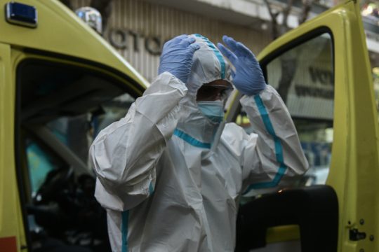 Κοντά στους 100 οι νέοι θάνατοι – περαιτέρω πτώση για τις διασωληνώσεις