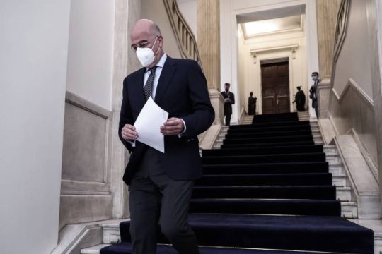 Συγκρατημένη αισιοδοξία Δένδια για την ανάφλεξη στη Μέση Ανατολή