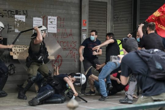 Χημικά και ξύλο έξω από το Υπουργείο Εργασίας