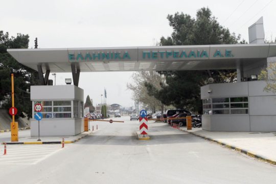 Με απεργίες αντιδρούν οι εργαζόμενοι στα ΕΛΠΕ στην παράδοσή τους στον Ομιλο Λάτση