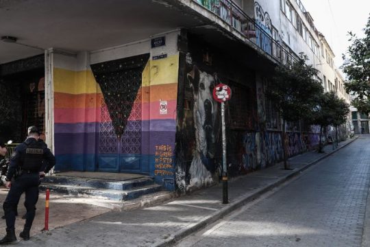 Κατακραυγή για την εκκένωση του «Εμπρός»