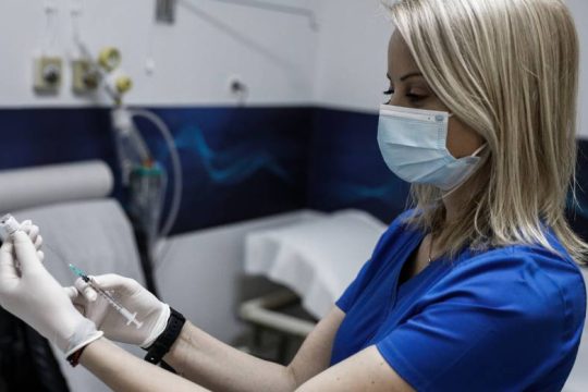 Άνοιξε η πλατφόρμα για τον εμβολιασμό των ατόμων 45-49 ετών
