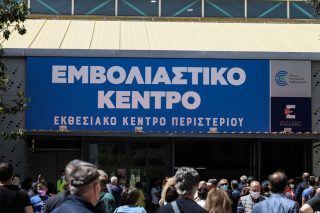 Ο εμβολιασμός, το επικοινωνιακό θέαμα και οι αμείλικτοι αριθμοί