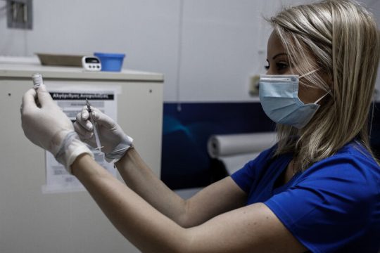 Διαθέσιμα όλα τα εμβόλια για τους άνω των 30 – Με Johnson & Johnson και οι 18-29 ετών