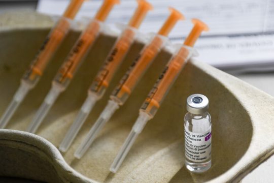 Φουντώνει και φοβίζει η ινδική παραλλαγή