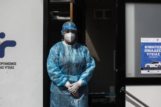 Στα ύψη θάνατοι και κρούσματα, υποχωρούν οι διασωληνώσεις