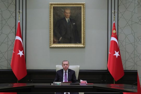 Το χαρτί του «προστάτη» όλων των μουσουλμάνων παίζει ο Ερντογάν