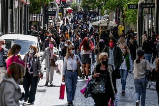 Ανοικτά και με εκπτώσεις σήμερα τα καταστήματα 