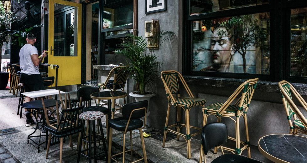Ανοίγει η εστίαση, όχι με τους καλύτερους οιωνούς
