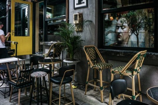 Τραπεζάκια έξω με κωδικό 6 για τους πελάτες και self test για τους εργαζόμενους 