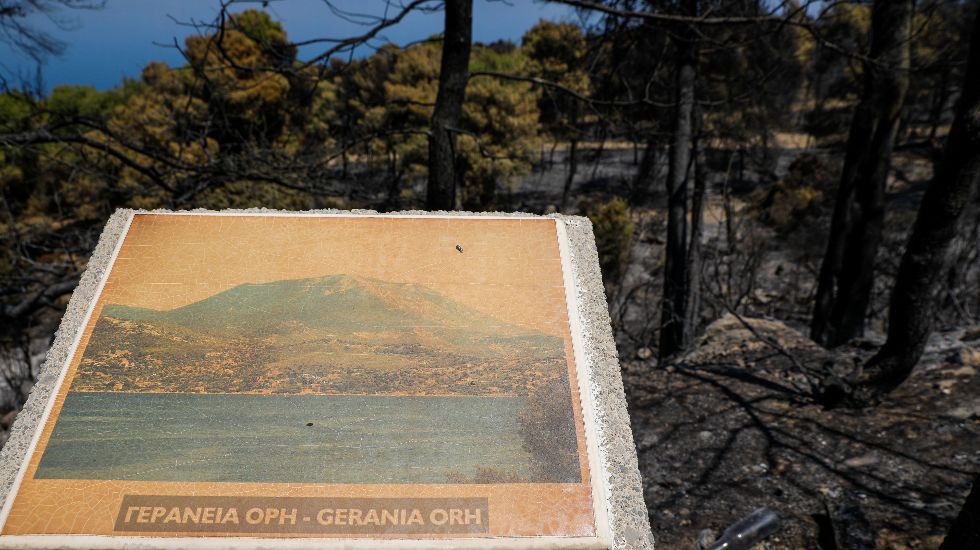 Μικρές διάσπαρτες εστίες στα λαβωμένα Γεράνεια Όρη – Αποτιμούν την καταστροφή