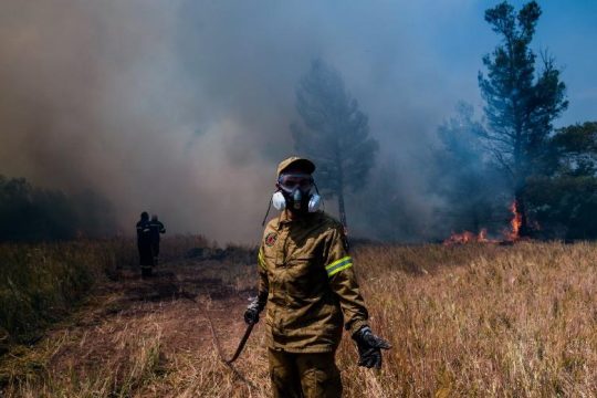 Μικρές διάσπαρτες εστίες από την πυρκαγιά στην Τζια 