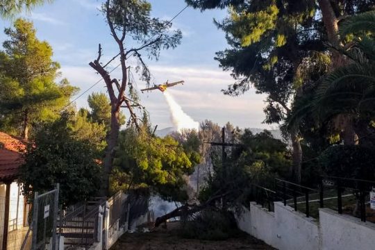Μεγάλες πυρκαγιές σε Μακρακώμη και Καλαμάκι Κορίνθου