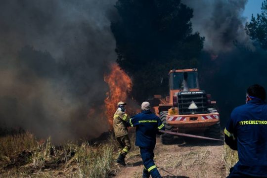 Συνεχείς αναζωπυρώσεις στα πύρινα μέτωπα – Νέες εκκενώσεις οικισμών