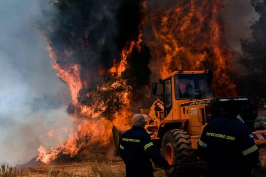 Αποκαρδιωτικές εικόνες απ’ τη φωτιά σε Κορινθία – Δυτ. Αττική
