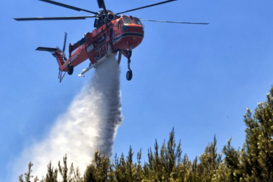 Εκκένωση σπιτιών στο Ρουμούντι Λαυρίου – Υπό έλεγχο η φωτιά