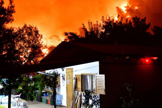 Απροστάτευτοι κι απελπισμένοι στην πύρινη κόλαση του Σχίνου