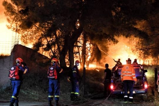 Εκκενώθηκαν οικισμοί και μονές λόγω πύρινης λαίλαπας στην Κορινθία