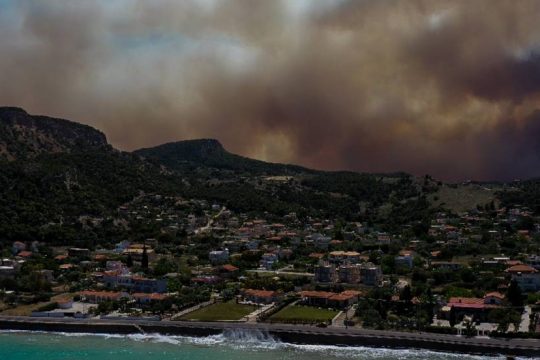 Μαίνονται τα πύρινα μέτωπα – Στάχτη 40.000 στρέμματα 