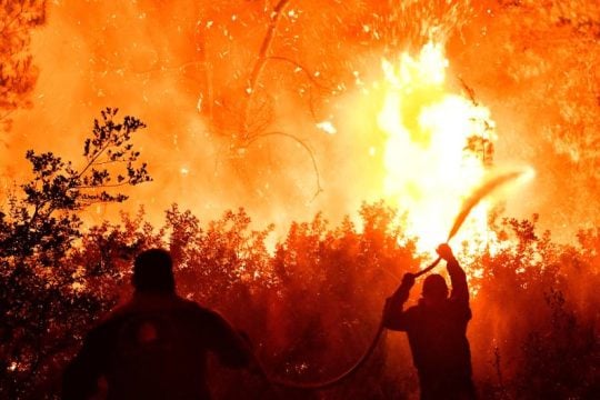 Εκκένωση οικισμών από Αλεποχώρι μέχρι Μέγαρα – Ζημιές και στο ηλεκτρικό δίκτυο