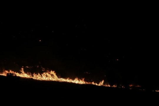 Οριοθετήθηκε η φωτιά κοντά στο Σχιστό Αττικής